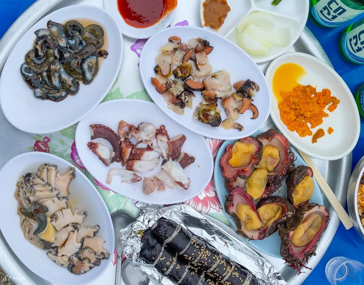 Enjoy freshly harvested seafood straight from the sea, caught by the haenyeo themselves. From abalone to sea cucumber and sea squirt, taste the pure, unfiltered flavors of the ocean. A unique and delicious way to connect with Busan’s coastal heritage.
