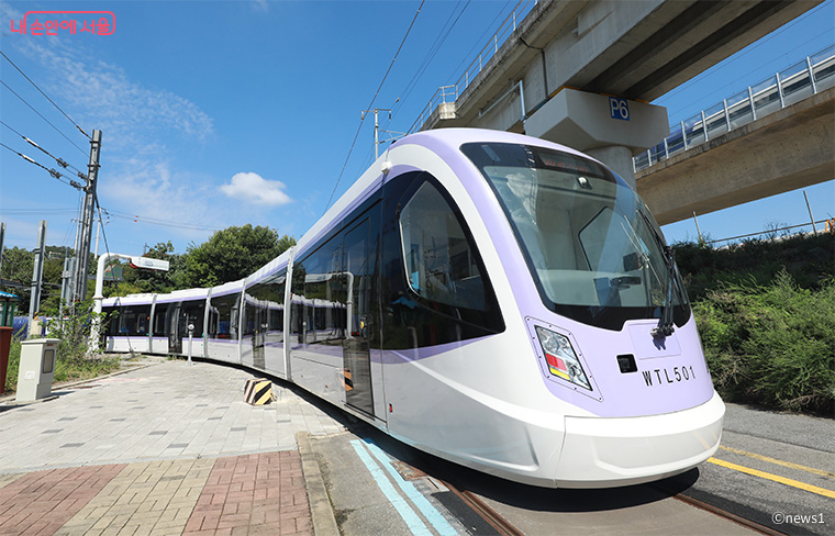 위례선 트램이 오는 2월부터 실제 노선에서 본격적인 시운전에 들어간다. 사진은 예비주행 시험 중인 모습.