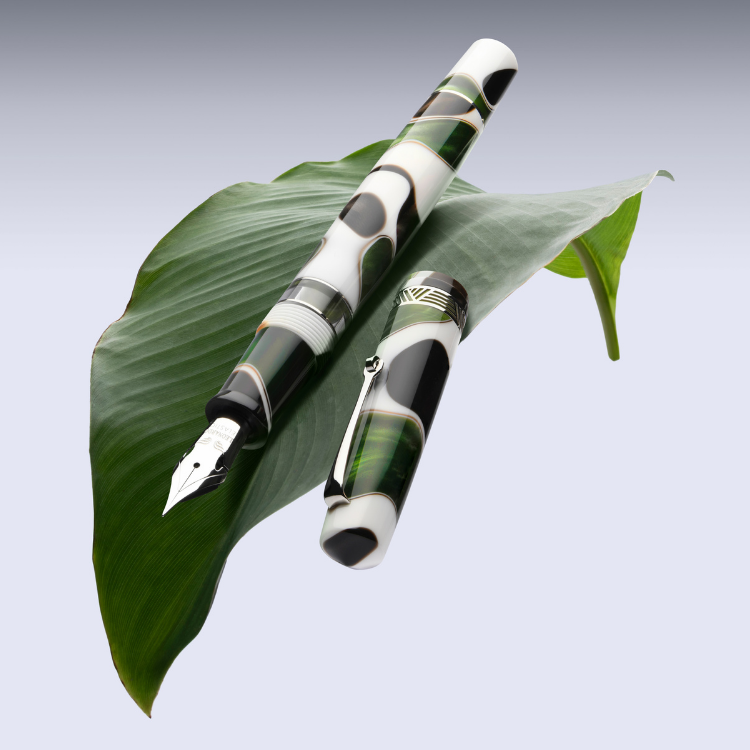 Momento Magico Leaf fountain pen on a leaf