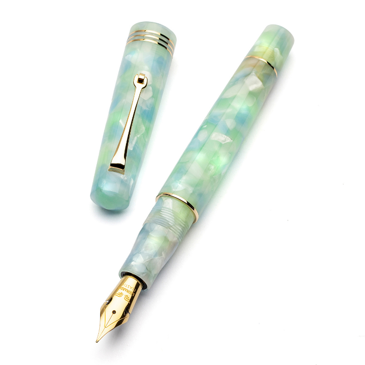 Yellow gold trim Momento Zero Artica fountain pen opened