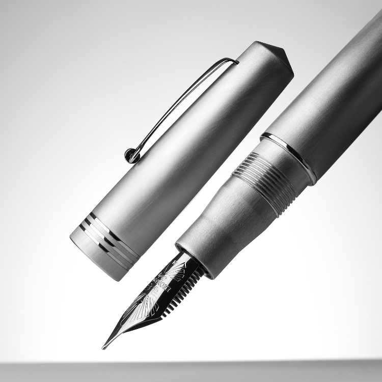 Rhodium trim Momento Zero Alumina fountain pen