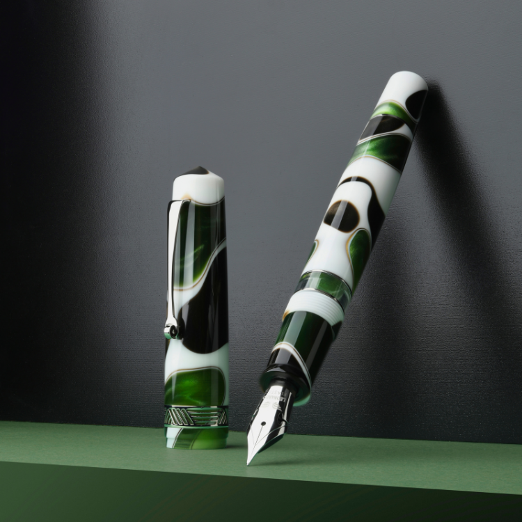 Momento Magico Leaf fountain pen on a deep green background