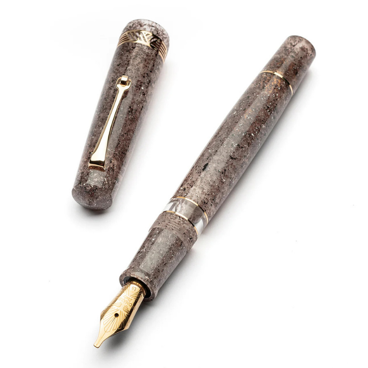 Yellow gold trim Momento Magico Sea Sand fountain pen opened