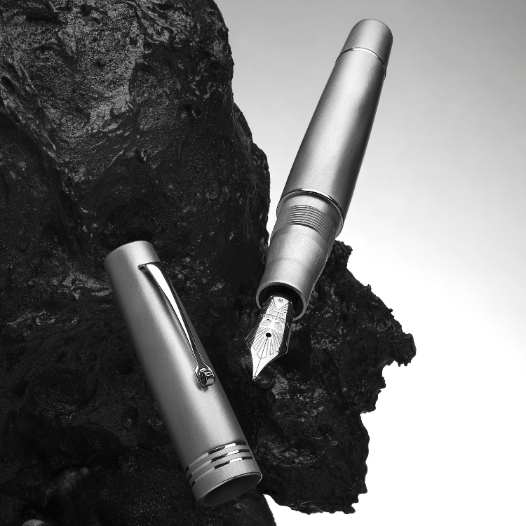 Rhodium trim Momento Zero Alumina fountain pen opened