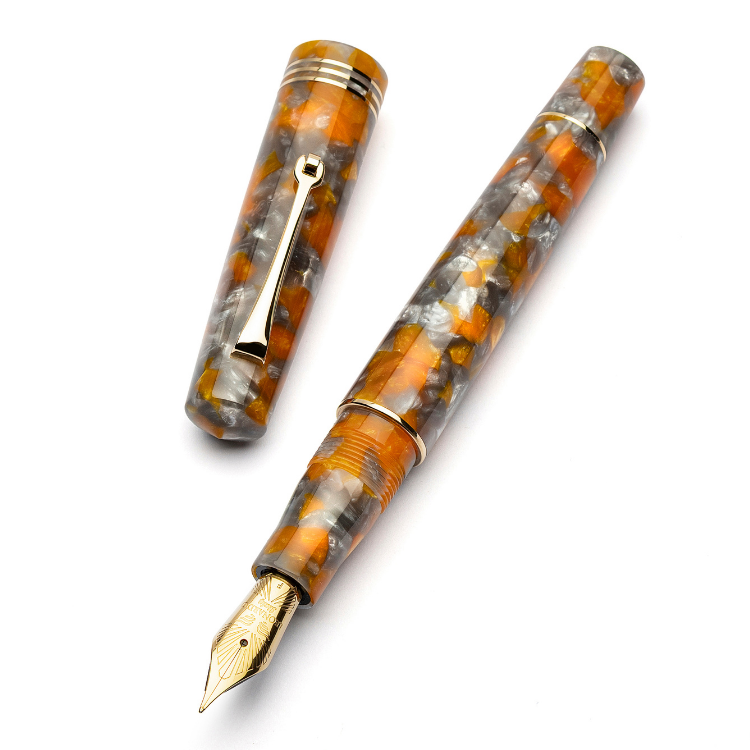 Yellow gold trim Momento Zero Lava e Cenere fountain pen opened
