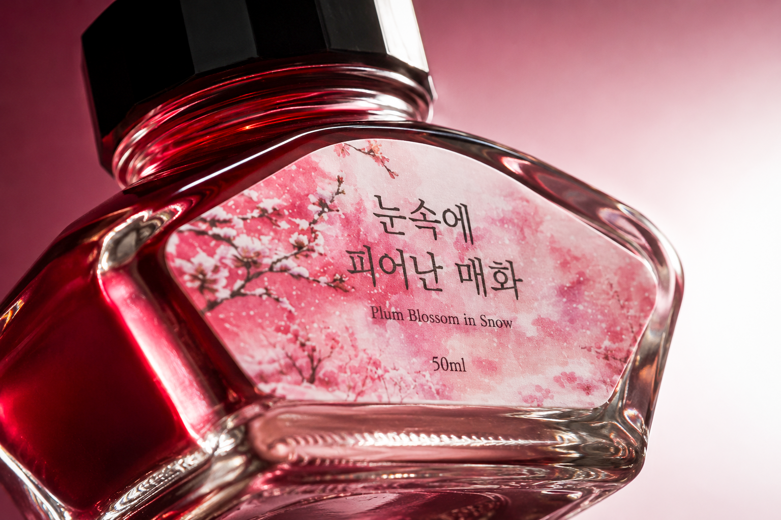 홍매빛 잉크 병과 눈 속에 피어난 매화 라벨