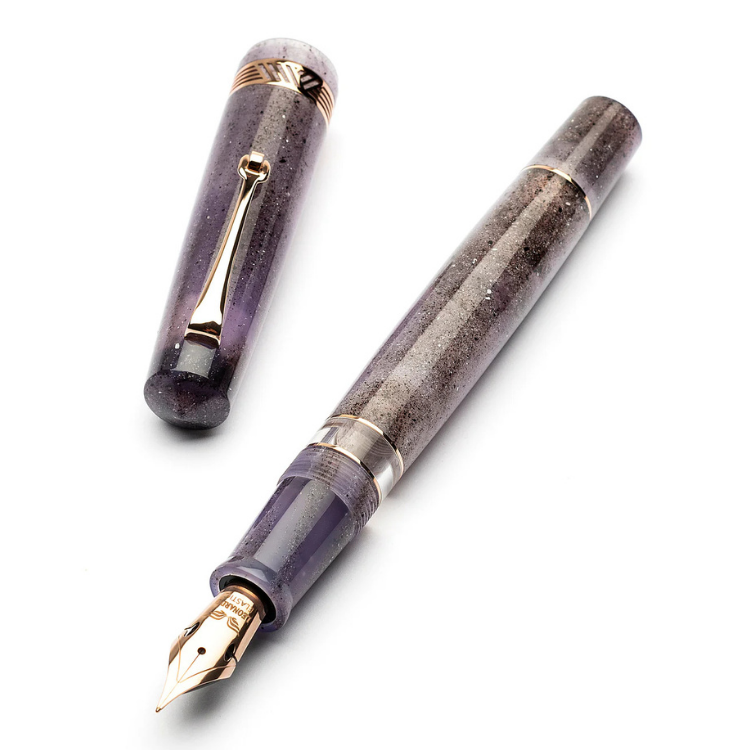 Yellow gold trim Momento Magico Ametista fountain pen opened