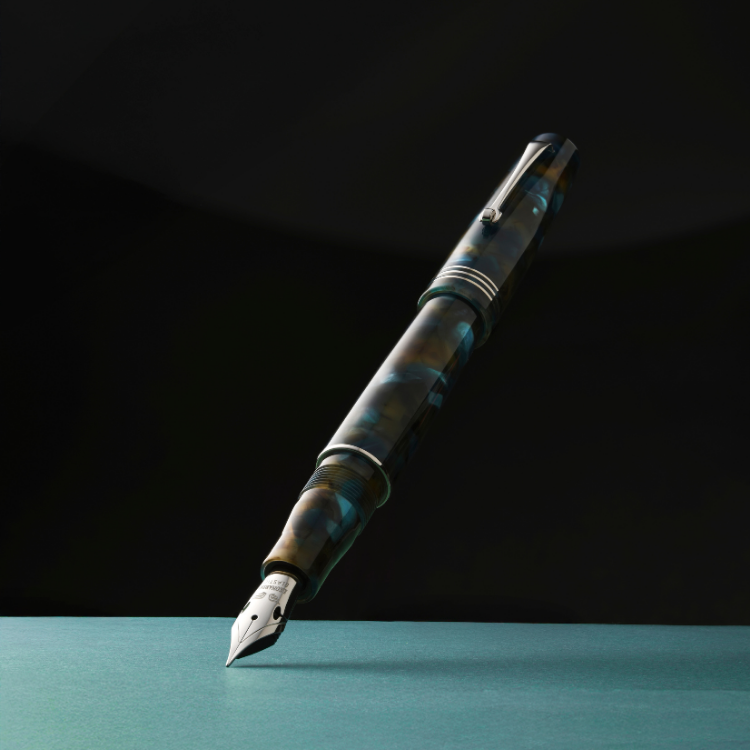Yellow gold trim Momento Zero Pausilya fountain pen