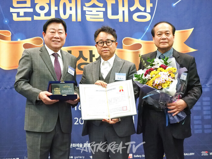 2025 제5회 아트코리아방송 문화예술대상 시상식(신상수 헤리티크제주 대표) 2025.12 16 사진 ⓒ아트코리아방송 이용선 기자​