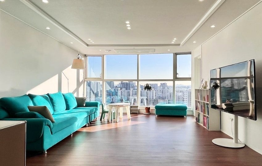 30평대 거실의 헷세드 베키 South Beach 소파와 가족 중심 소파 배치