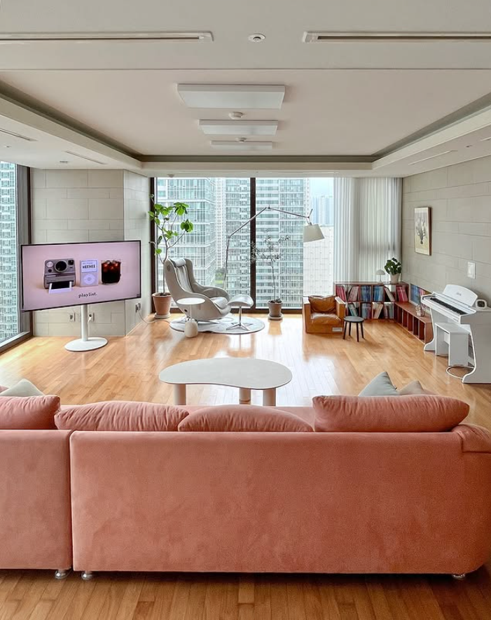 송도 40평대 대면형 주방에서 바라본 베키 Deep Peach 소파 뒷모습과 거실 동선