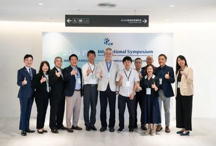 2026 공영방송 국제 심포지엄 현장에서 한국·일본·대만 강연자 11명이 나란히 서서 기념 촬영을 하고 있다. 이큐포올 이인구 대표도 함께했다.