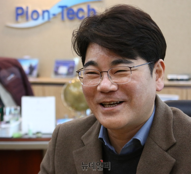 ▲ 김태곤 대표는 코로나 19 글로벌 위기 속에서도 세계 최초의 구조제어된 스피큘 기술 혁신과 글로벌 시장 개척을 통해 기적 같은 반전을 이뤄냈다. 김 대표는 “포기하지 않는 도전정신, 될 때 까지 한다”며 밝게 웃었다.ⓒ이길표 기자
