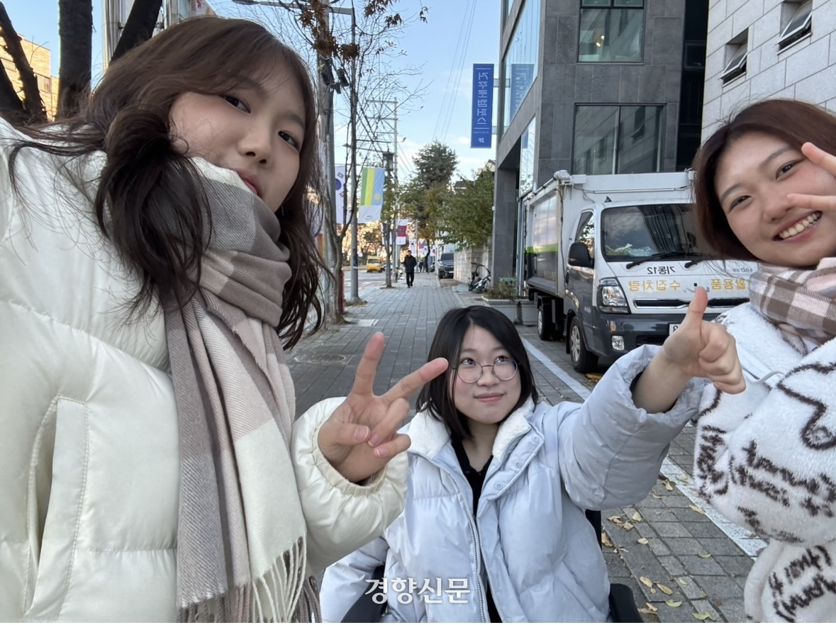 무턱대고 팀에서 활동하고 있는 청소년들이 포즈를 취하고 있다. 왼쪽부터 정수민씨(19), 박서현양(17), 이은빈양(17)이다. 무턱대고 제공