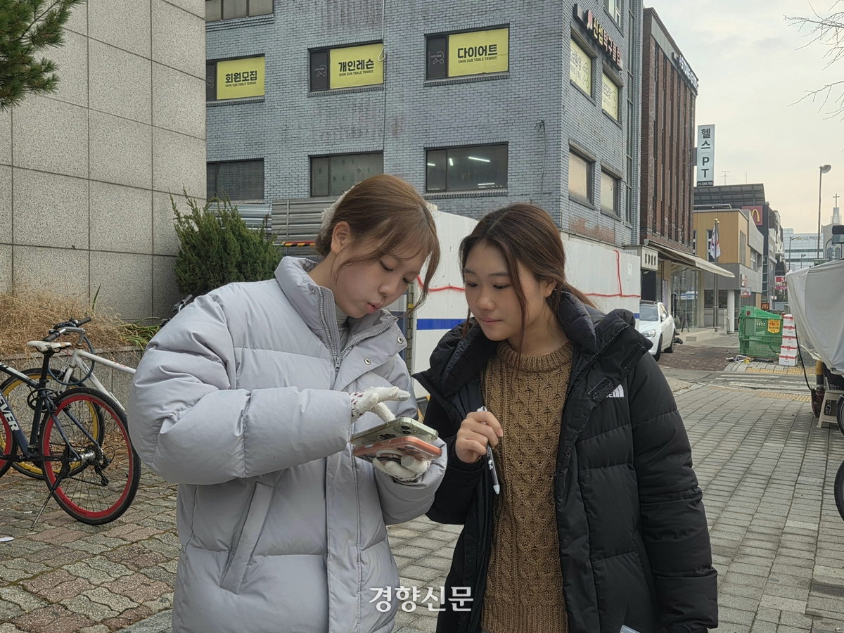 지난 10일 서울 성북구 고려대학교 인근에서 만난 정수민씨(19·왼쪽)와 이은빈양(17)이 이야기를 나누고 있다. 우혜림 기자