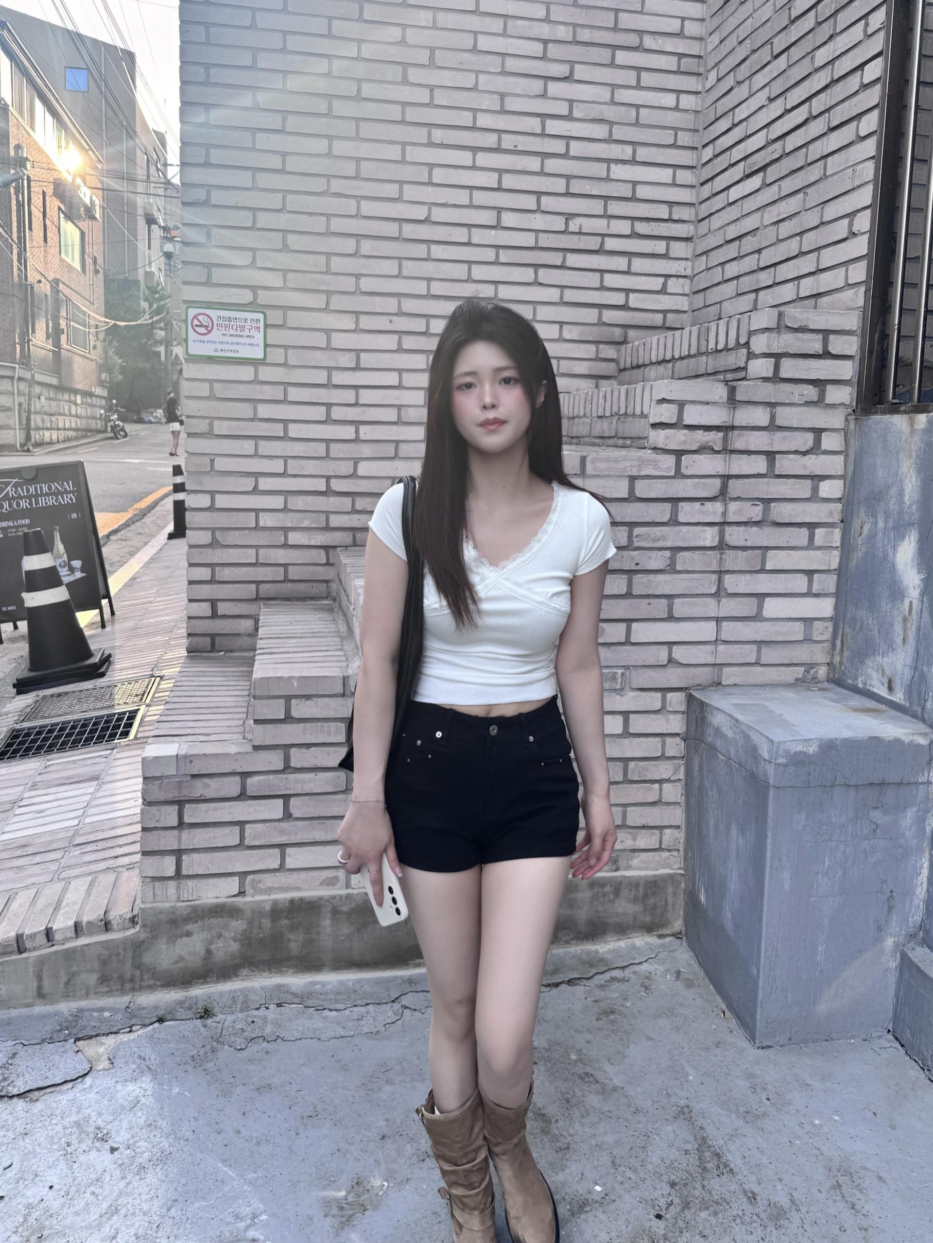 (당일발송) 엔젤 레이스 브이넥 티 - 1color