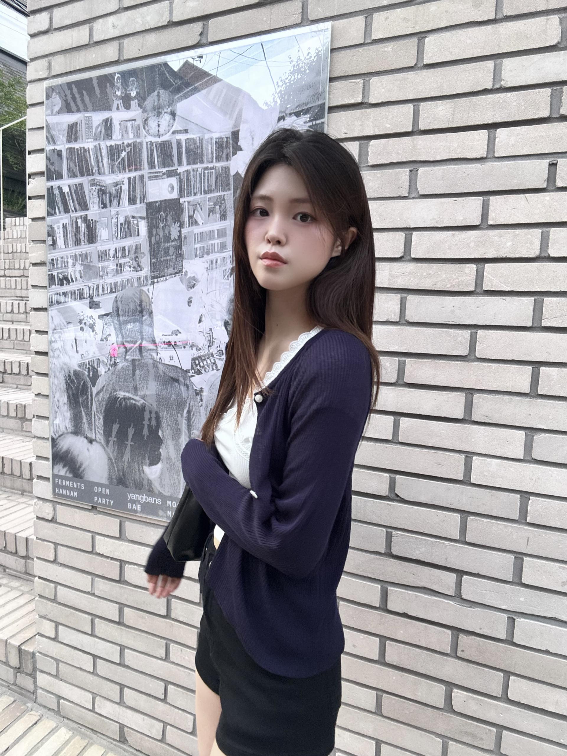 (당일발송) 엔젤 레이스 브이넥 티 - 1color
