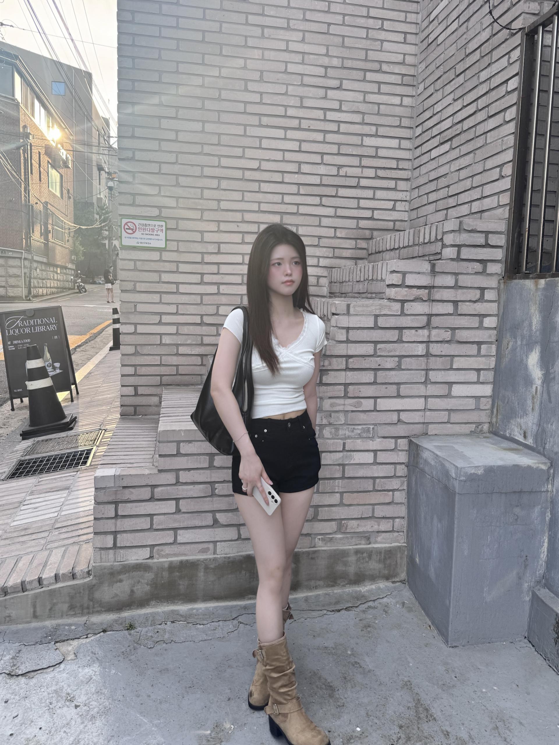 (당일발송) 엔젤 레이스 브이넥 티 - 1color
