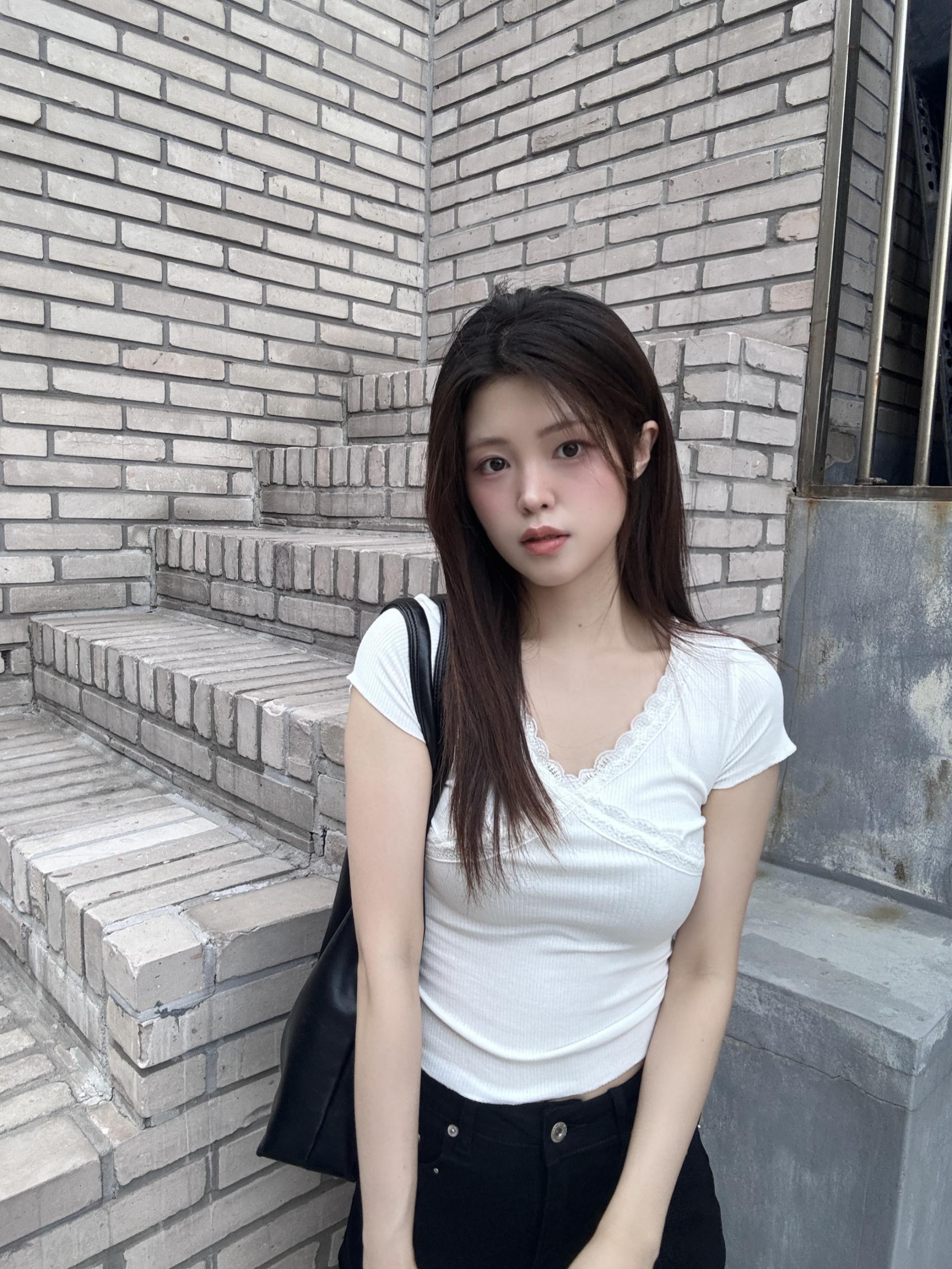 (당일발송) 엔젤 레이스 브이넥 티 - 1color