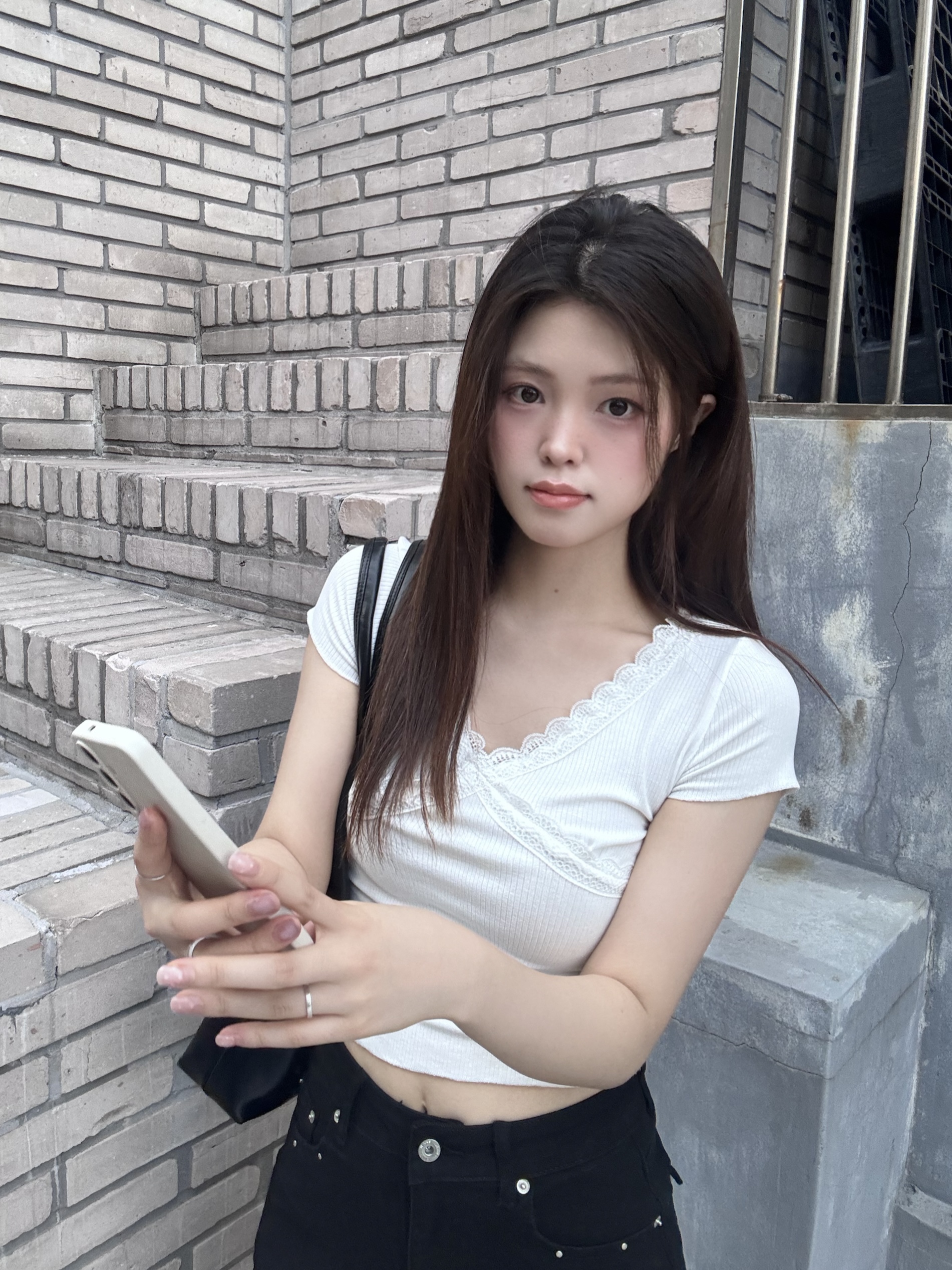(당일발송) 엔젤 레이스 브이넥 티 - 1color