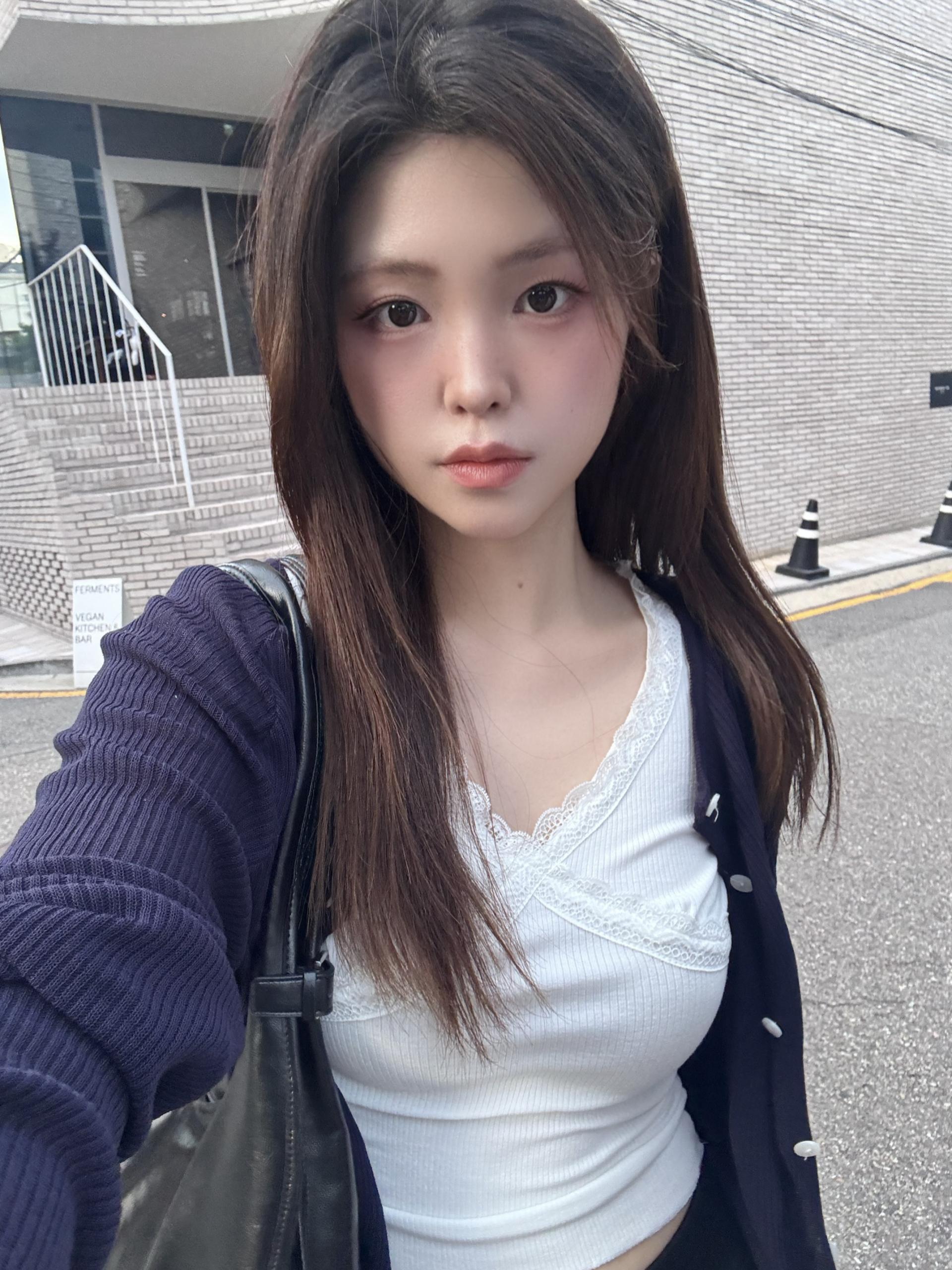 (당일발송) 엔젤 레이스 브이넥 티 - 1color