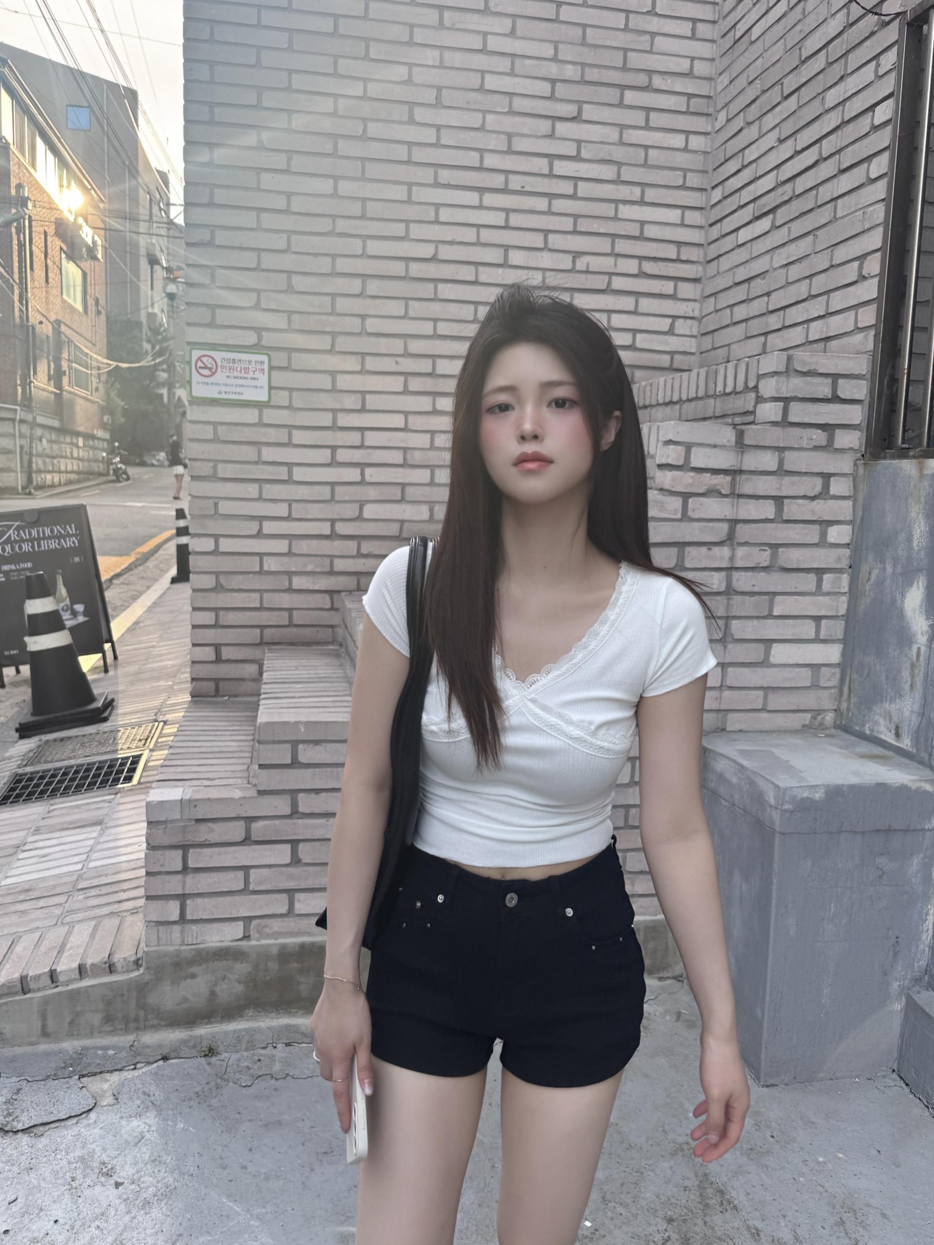 (당일발송) 엔젤 레이스 브이넥 티 - 1color
