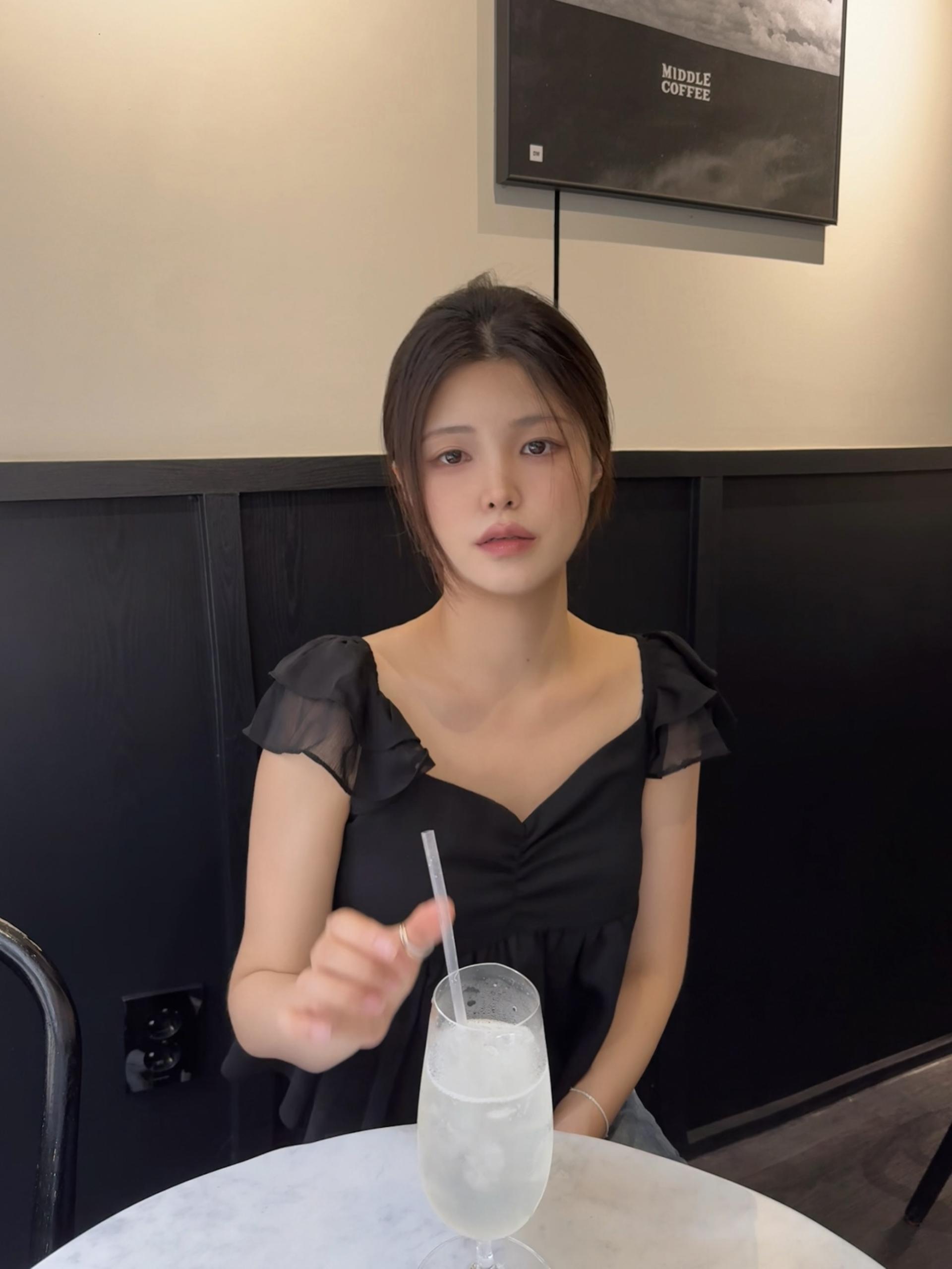 (당일발송) 오니 프릴 블라우스 - 2color
