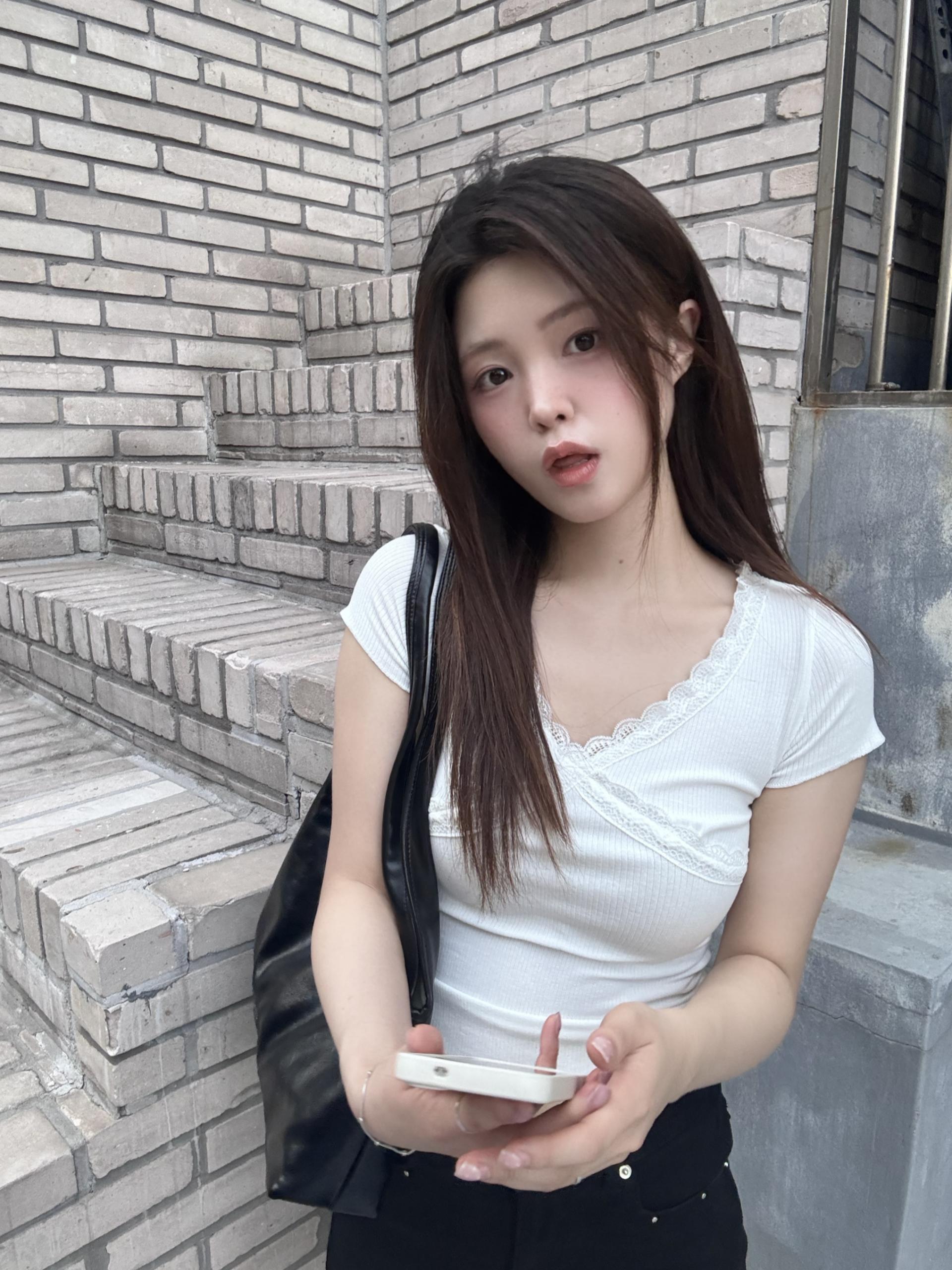 (당일발송) 엔젤 레이스 브이넥 티 - 1color