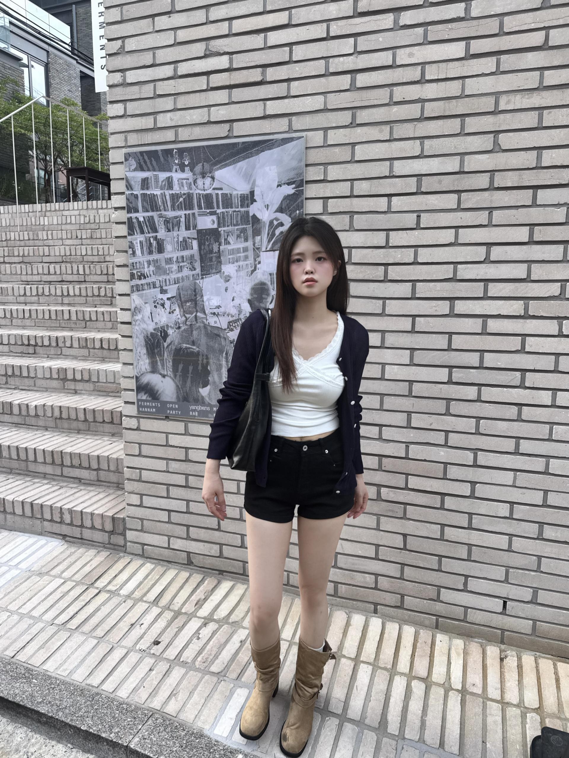 (당일발송) 엔젤 레이스 브이넥 티 - 1color