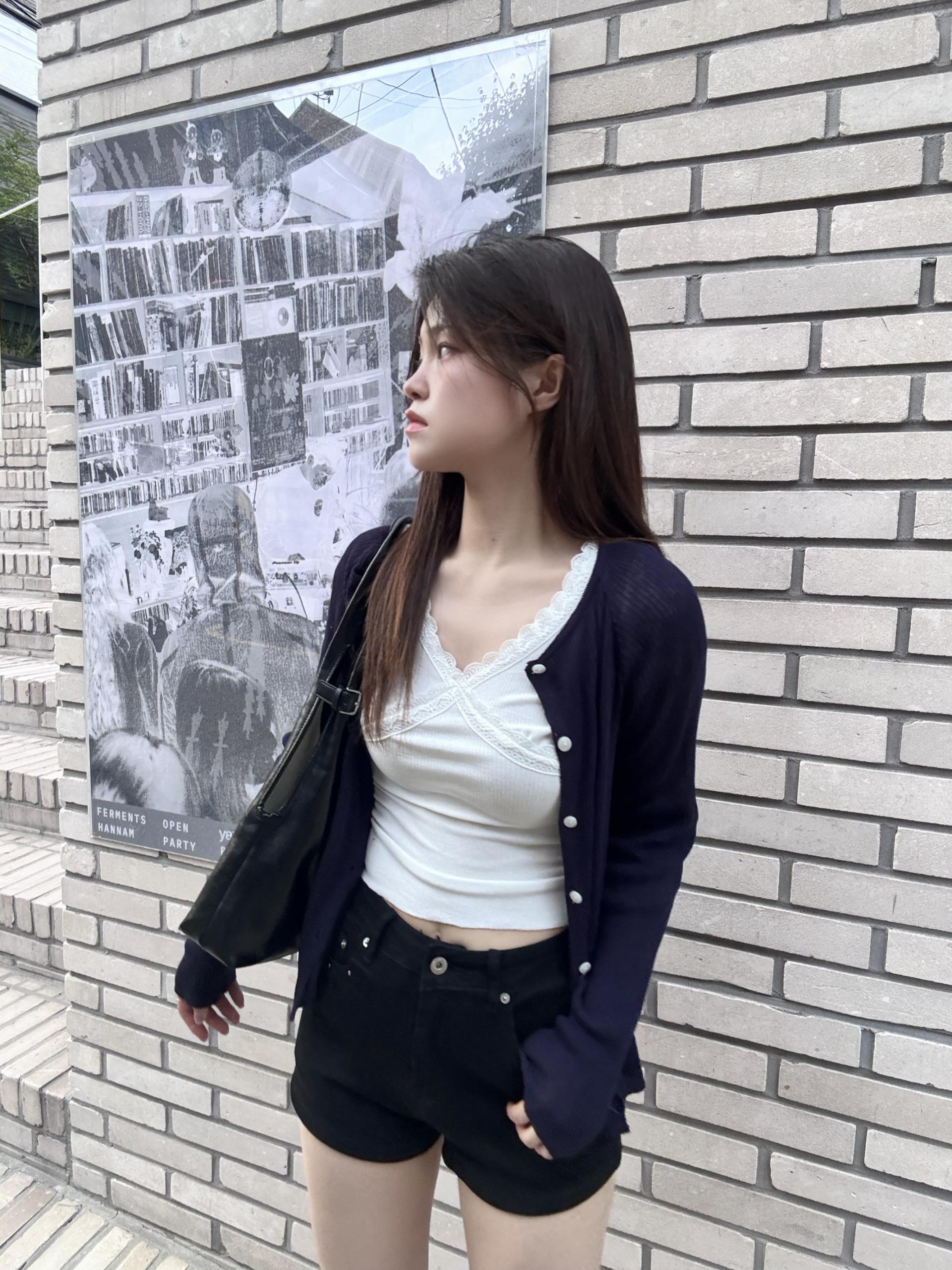 (당일발송) 엔젤 레이스 브이넥 티 - 1color