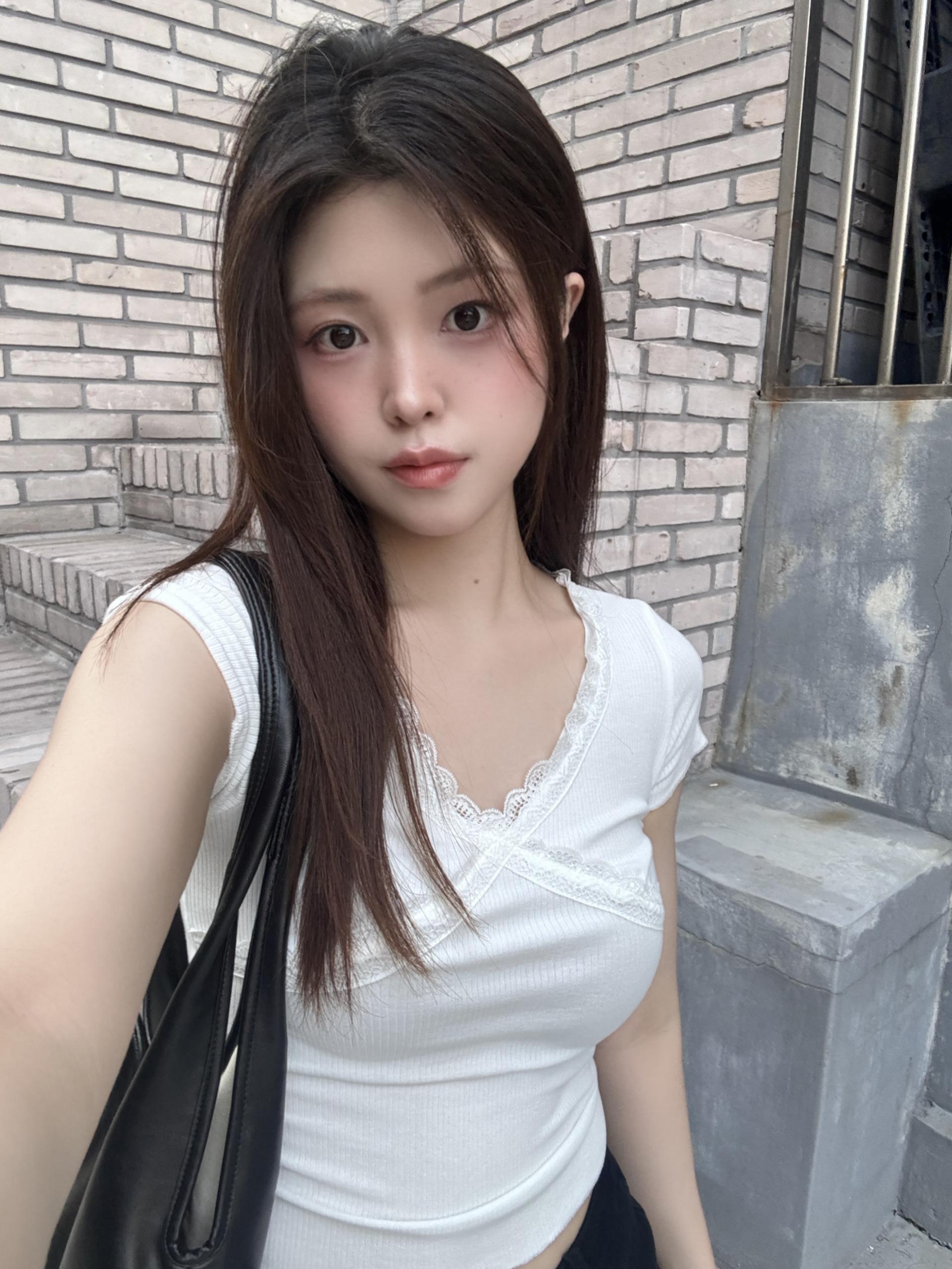 (당일발송) 엔젤 레이스 브이넥 티 - 1color