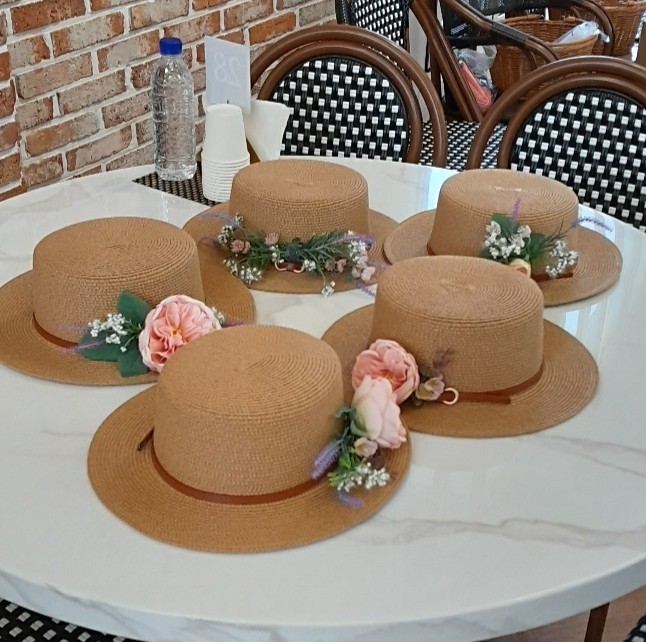꽃과 라벤더로 꾸민 모자 완성품