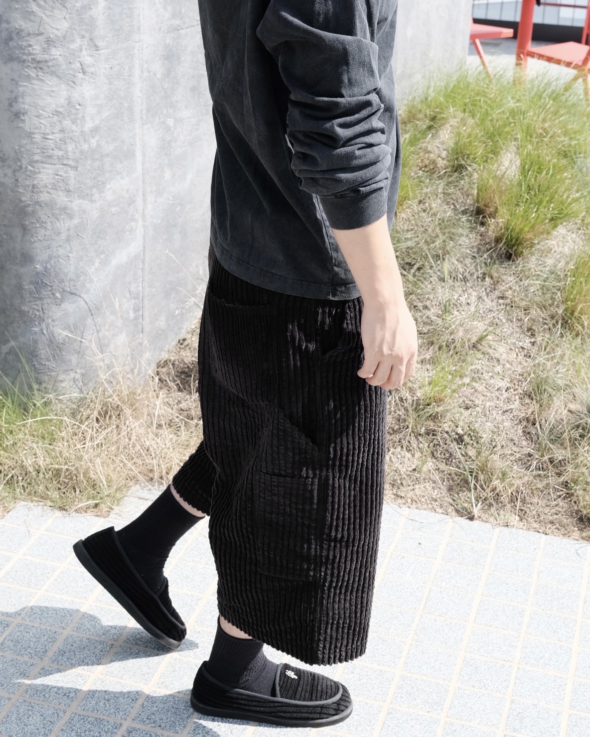 BLACK CORDUROY CARPENTER BERMUDA SHORTS