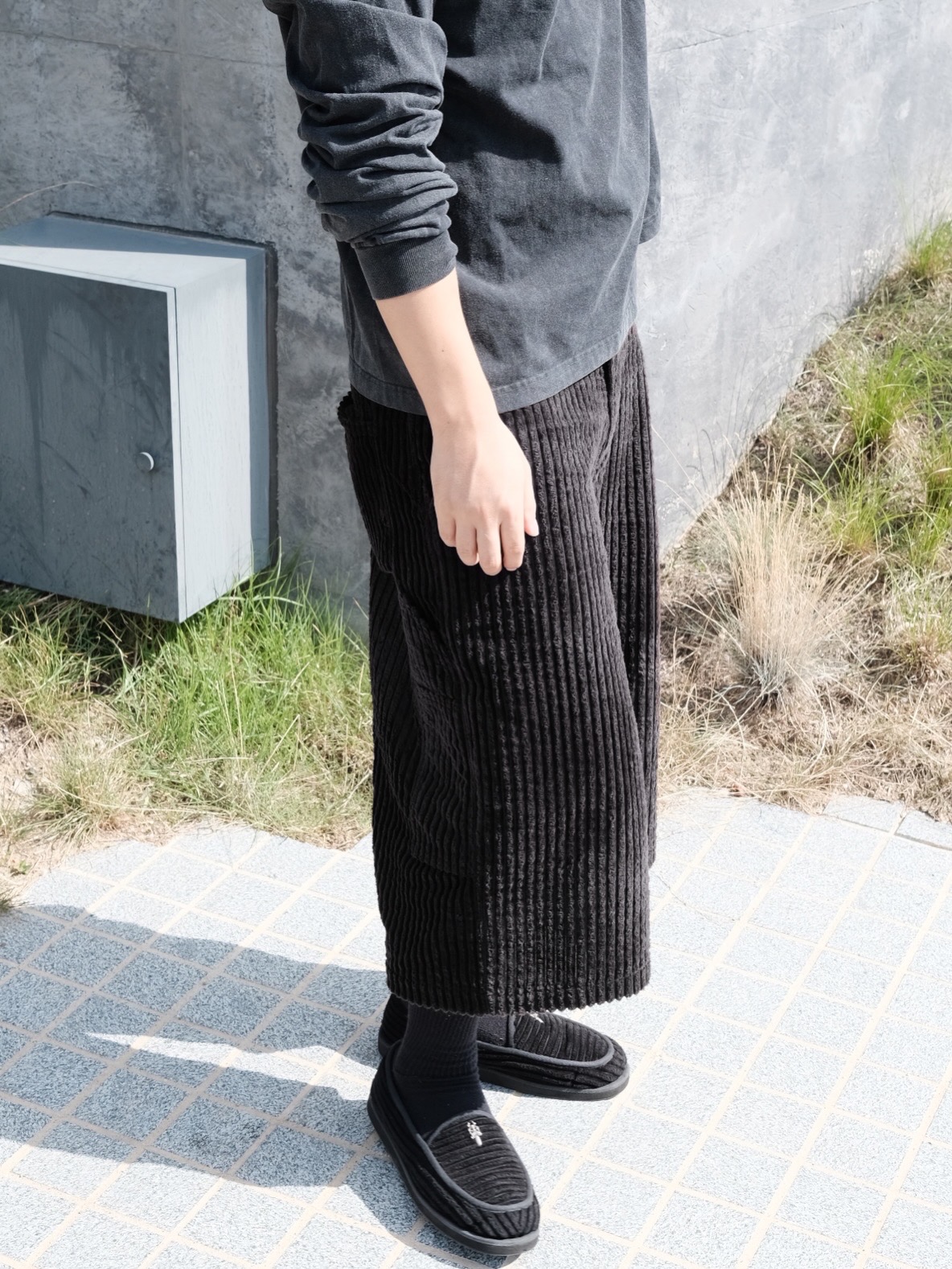 BLACK CORDUROY CARPENTER BERMUDA SHORTS
