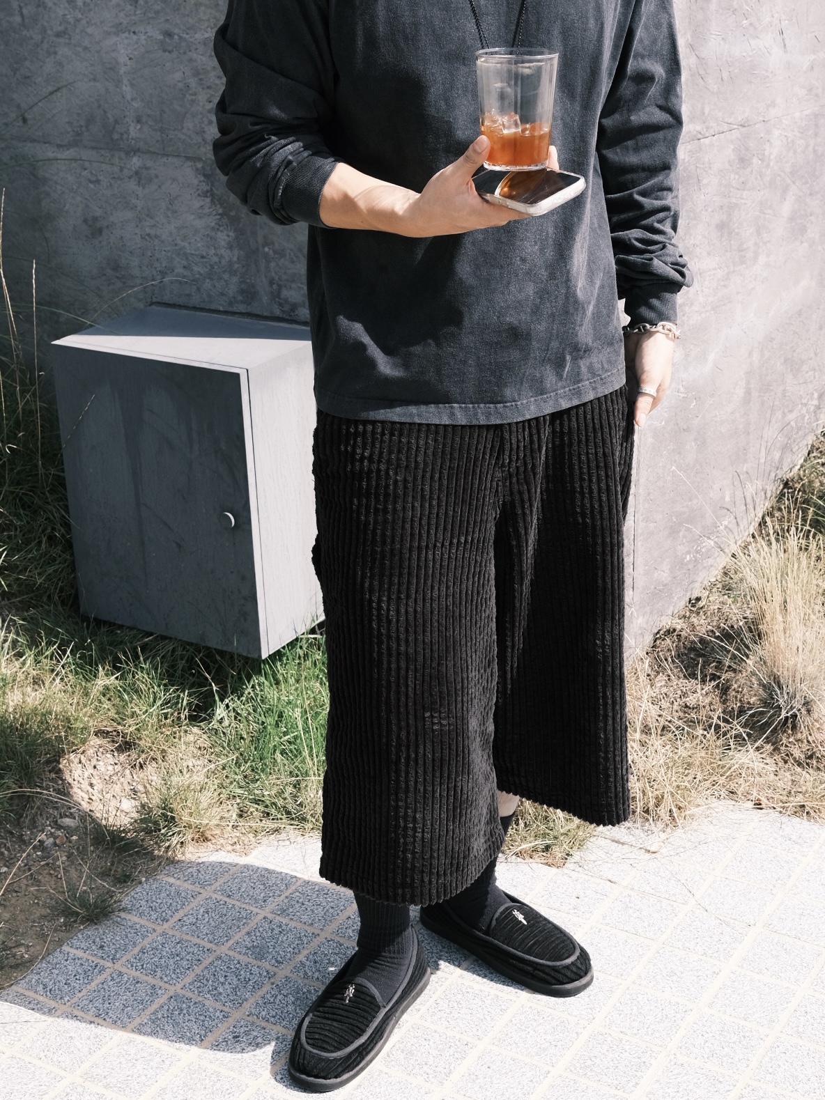 BLACK CORDUROY CARPENTER BERMUDA SHORTS