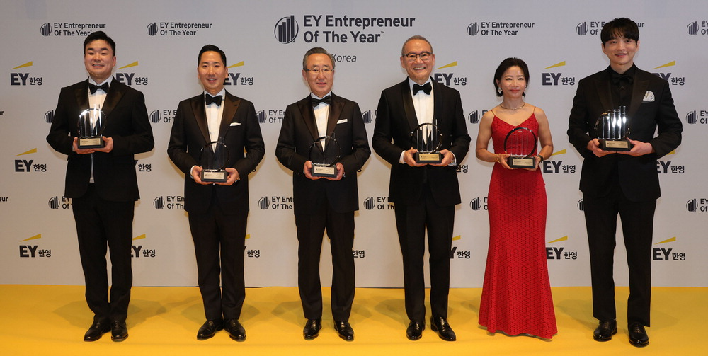 2024 EY 최우수 기업가상을 수상한 노순호 동구밭 대표, 백진우 동성케미컬 대표, 백정호 동성케미컬 회장, 김창수 F&F 회장, 박은경 세코닉스 대표, 김병훈 에이피알 대표(왼쪽부터).   이승환 기자