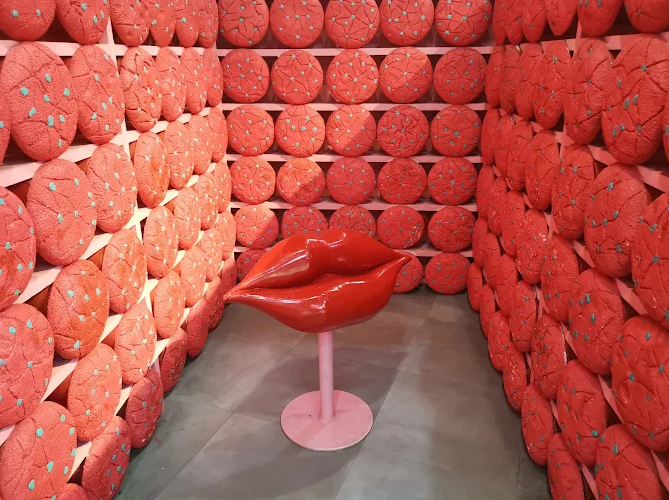 필리핀 마닐라 여행지 정보 디저트 뮤지엄 The Dessert Museum 입술 의자 필리핀 여행 골드바 에이전시