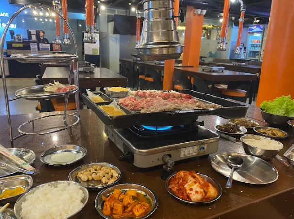 필리핀 마닐라 말라테 24시간 맛집 삽겹까나 내부 고기와 테이블 골드바 에이전시