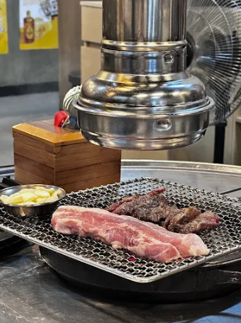 필리핀 마닐라 말라테 맛집 홍이 식당의 신선한 삼겹살과 불판 골드바 에이전시