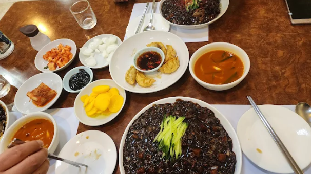 필리핀 마닐라 맛집 석촌식당의 메뉴 오이고명을 올린 양이 매우 많은 짜장면 골드바 에이전시