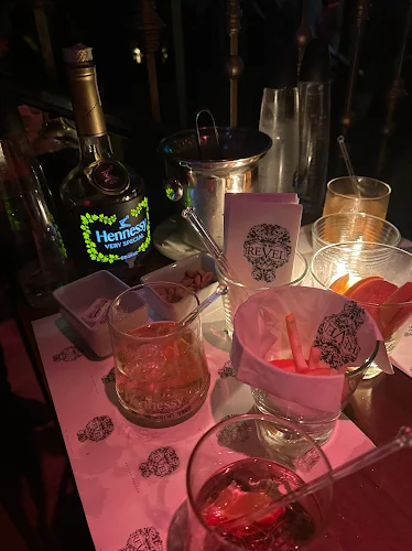 필리핀 마닐라 유흥 정보 레벨스 Revel at The Palace BGC 골드바 에이전시 BGC클럽 간단한 안주와 술