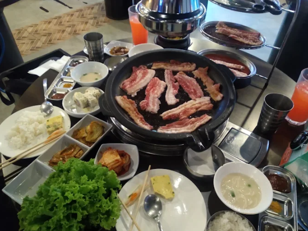 필리핀 마닐라 말라테 24시간 맛집 삽겹까나 노릇한 삼겹살과 불판 그리고 테이블 골드바 에이전시