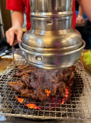 필리핀 마닐라 말라테 맛집 홍이 식당에서 직원이 직접 구워주는 고기 골드바 에이전시