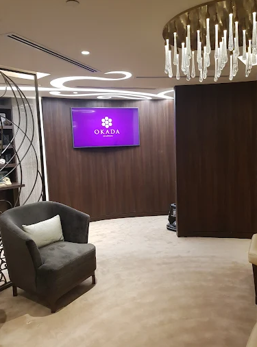 필리핀 마닐라 마사지 스파 더 솔 리트리트 The Sole Retreat 오카다 카지노 골드바 에이전시 오카다 카지노 발 마사지 샵 내부 홀에 있는 오카다 로고