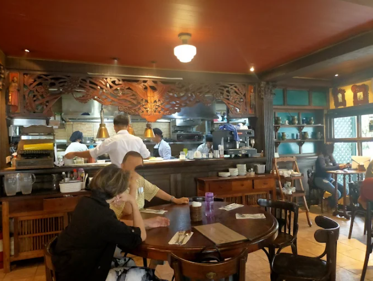 필리핀 마닐라 맛집 추천 카페 아드리아티코 Cafe Adriatico 골드바 에이전시 카페 아드리아티코 1층홀에 있는 직원들