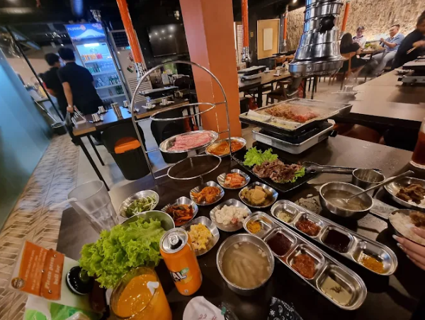 필리핀 마닐라 말라테 24시간 맛집 삽겹까나 다양한 반찬이 놓인 식사 테이블 골드바 에이전시