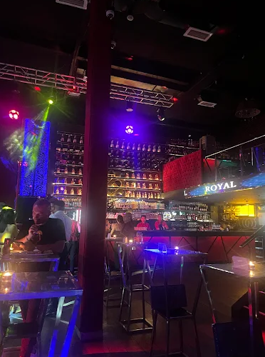 필리핀 마닐라 유흥 정보 로열 클럽 Royal Club 마카티 골드바 에이전시 마카티 클럽 내부 태이블과 바텐더