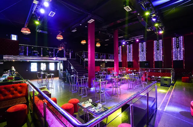 필리핀 마닐라 유흥 정보 로열 클럽 Royal Club 마카티 골드바 에이전시 마카티 클럽 내부 테이블