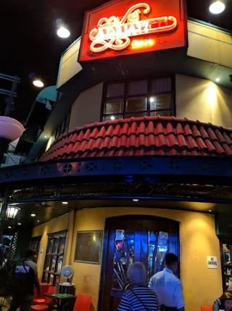 필리핀 마닐라 맛집 추천 카페 아드리아티코 Cafe Adriatico 골드바 에이전시 카페 아드리아티코 밖에서 바라본 지나가는 사람들과 카페 정문