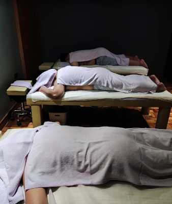 마닐라 말라테 타이페이스파에서 마사지를 받고 있는 3명의 남자